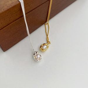 Collier ras-du-cou élégant en acier inoxydable plaqué or 18 carats avec pendentif perle irrégulière pour femme - Vente en gros de bijoux fantaisie - Product Image 1