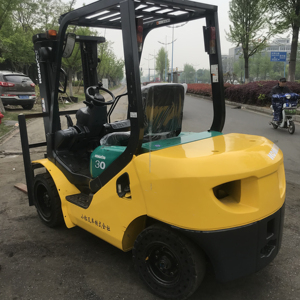 Chariot élévateur diesel Komatsu d'occasion du Japon, 3 tonnes, en bon état, 3 mètres - Product Image 5