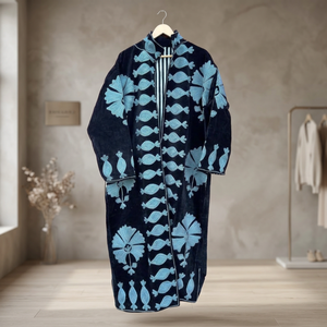 Manteau long en velours noir fait main sur mesure avec broderie appliquée motif grenade bleu clair, style vintage bohème, vente en gros - Product Image 2