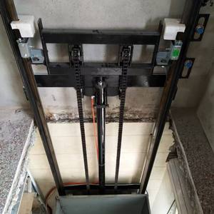 Platform Lift Hidrolik Rel Tunggal 500kg Baru dengan Rantai Pengangkat - <span class=keywords><strong>Elevator</strong></span> Kargo Rumah Tangga Ringkas untuk Pabrik Manufaktur dan Hotel - Product Image 3