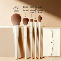 Ensemble de 5 pinceaux de maquillage de luxe blancs en soie de maïs douce avec manche en bois, logo personnalisé, format voyage, comprenant pinceau plat, pinceau éventail, pinceau correcteur et pinceau à sourcils