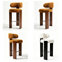 Tabouret de bar sculptural Wabi-Sabi, style bio-moderne, avec dossier cylindrique en bouclette, structure en bois de frêne et coussin en polaire Teddy - Conception à trois pieds pour