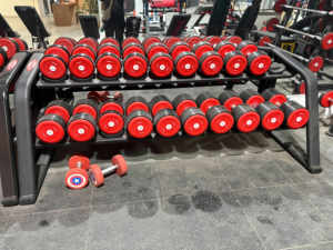 مجموعة دمبل مطاطية 50 كجم 90 رطل بشعار مخصص للاستخدام المنزلي وصالة الألعاب الرياضية واللياقة البدنية ورفع الأثقال والتمارين الرياضية وصالات الجيم التجارية - Product Image 6