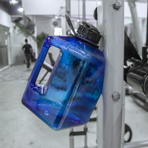 जिम शरीर सौष्ठव आधा गैलन 2.2l lids के साथ प्लास्टिक पानी के कटोरे, 2.2l प्रकार के बरतन प्लास्टिक की पानी की बोतल के साथ मोबाइल फोन धारक - Product Image 3