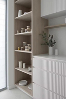 Armoires de cuisine contemporaines en chêne clair de Vermont avec une esthétique minimaliste élégante et une palette neutre pour une maison moderne
