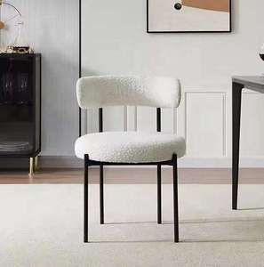 Fauteuil d'appoint moderne nordique en velours bouclé blanc avec pieds en métal noir et dossier incurvé, design rembourré pour la maison, le bureau ou la chambre - Product Image 2
