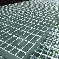 Plateforme de passage en acier galvanisé robuste avec surface antidérapante pour projets de toiture, murs, ponts/tunnels