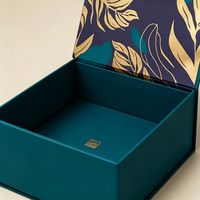 Boîte cadeau rigide magnétique pliable sophistiquée, conçue pour la présentation de vêtements de luxe, d'accessoires et de bijoux haut de gamme