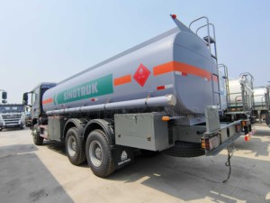 Camion-citerne à carburant SINOTRUK HOWO TX 6x4 à bas <span class=keywords><strong>prix</strong></span>, réservoir à huile de 20 000 litres, 25 tonnes, camion-citerne à huile diesel pour la vente - Product Image 3