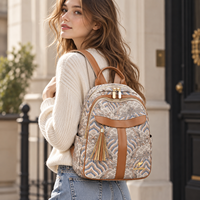 Sac à dos pour femmes en tissu nylon léger avec pompon décoratif et poches latérales, sac à dos pour femmes OEM ODM en gros, 10 pièces
