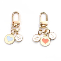 Ensemble de porte-clés mignons en alliage de zinc émaillé, moulés sous pression, personnalisables avec initiales, en forme de cœur, lapin, carotte, astronaute, pendentif de sac, cadeau Lilangda