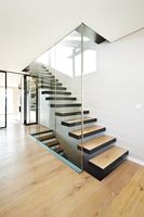 Escalier droit Prima avec marches en bois et composants en fer, design moderne et durable pour une utilisation en intérieur dans les entrepôts et les hôtels