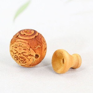 Perles en bois de cyprès rondes de 18 mm pour la fabrication de bracelets, sculptées avec des motifs de fortune, de longévité et de prospérité - Product Image 3