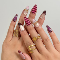 Ongles à presser en acrylique, style rétro ludique, base nude, rouge rosé, rouge bordeaux, rayures, pois, strass dorés, personnalisables