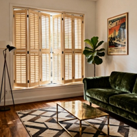 Volets en faux bois bloquant la lumière avec tige d'inclinaison cachée résistant à la décoloration pour les intérieurs de bureau pour la vente en gros