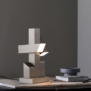 Lámpara de mesa de metal con diseño de robot Interestelar, 20x13x40cm, fuente de luz LED, control de interruptor, para decoración de sala de estar y estudio - Product Image 2