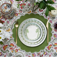 Collection d'assiettes en porcelaine animées Palmier tropical et motifs géométriques pour des décors de table de mariage exubérants