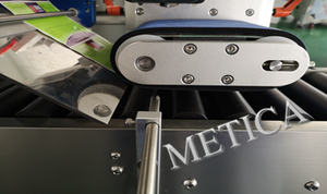 Máquina Etiquetadora Horizontal para <span class=keywords><strong>Bálsamo</strong></span> Labial METICA, Jeringas, Conos de Papel Pre-enrollados, Tubos de Vidrio, Lápiz Labial, Esmalte de Uñas, Frascos de Cosméticos - Product Image 5