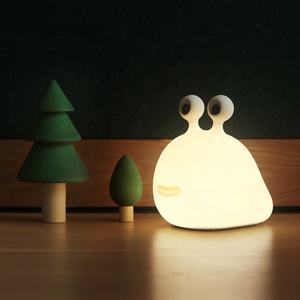 Lampe de chevet rechargeable en silicone souple avec contrôle tactile, minuterie automatique, lumière chaude à intensité variable pour chambre d'enfant - Product Image 1
