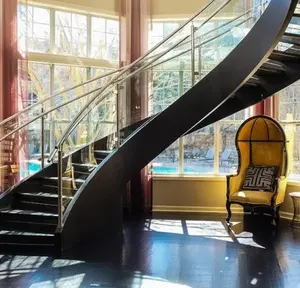 Escaliers modernes en colimaçon en fer et escaliers en colimaçon à barres en acier de forme incurvée