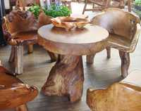 Mesa redonda de teca con abalorio rústico con forma orgánica, acabado desgastado y base de tronco de árbol, juego de comedor de teca para exteriores, juego de muebles de patio