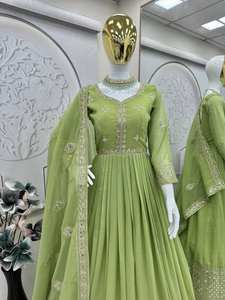 Conjunto de Traje Anarkali Bordado en Verde Pistacho de Lujo Unity con Dupatta, Tela de Mezcla de Seda Suave - Product Image 5