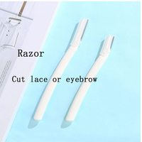 Shampooing et formule démêlante pour l'entretien des perruques synthétiques et des cheveux.