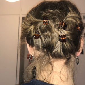 Meilleures ventes : Petites épingles à cheveux élégantes pour femmes, style simple et raffiné, avec options de vente en gros multiples, bijoux de mode en gros - Product Image 1