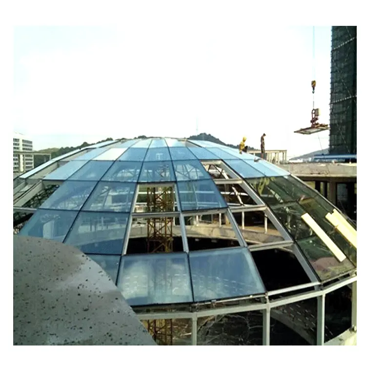 Semitree — toit en forme de dôme pour voitures, ciment en verre, structure en acier