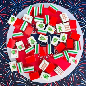 Oferta Especial: Juego de Mahjong Americano Rojo de 160 Cartas Exquisitamente Grabadas, Plegable y Portátil, con Fichas Acrílicas de 4 Capas para una Experiencia Familiar de Lujo - Product Image 5