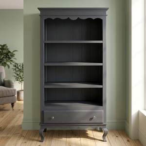 Librería de Madera de Teca Gris Pizarra con Borde Festoneado, Estantería Abierta de 4 Niveles con Cajón y Patas Curvas - Product Image 3