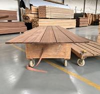 Plancher en bois dur Merbau massif, provenance directe usine, pour terrasse extérieure, surface lisse et rainurée, idéal pour patio et terrasse.