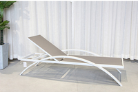Chaise longue de luxe moderne d'extérieur à dossier haut pour bord de piscine, en plastique blanc avec structure métallique, idéale pour hôtels et villas