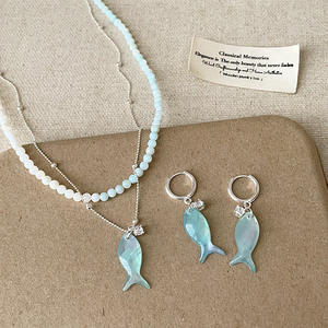 Collier pendentif en forme de petit poisson bleu, design de niche féminin, collier tendance, collier de clavicule - Product Image 2