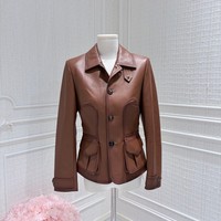 Kurze, taillierte braune Schafsleder-Damenjacke im französischen Vintage-Stil mit einzigartigen Taschen für den urbanen Alltag