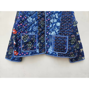 Veste courte en coton artisanale indienne, matelassée, patchwork indigo, confortable, style bohème chic, avec décoration rayée et motifs imprimés - Product Image 5