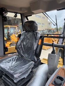 Nouvelle machine de construction tout-terrain JCB 3CX Plus 4WD haut de gamme, équipée d'une benne 4-en-1, adaptée aux travaux. - Product Image 5