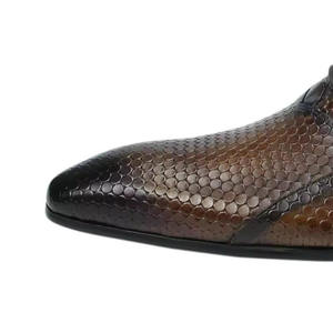 Zapatos de vestir y Oxfords de cuero para hombre con diseño retro de verano, estilo ejecutivo exquisito, parte superior de cuero con relieve y tallado. - Product Image 3