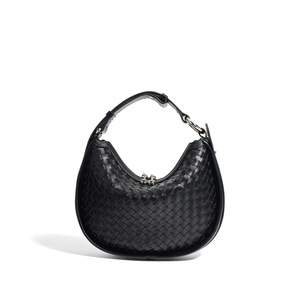 Sac fourre-tout de luxe personnalisé en cuir grande capacité pour femme, en cuir de vachette tressé, avec fermeture éclair, motif varié, bandoulière chaîne, forme demi-lune - Product Image 4