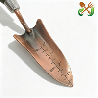 Outils de jardinage de style antique en acier inoxydable avec manche en bois de frêne, outils à main en bronze pour jardinage : truelle, repiqueuse, fourche, râteau, personnalisation