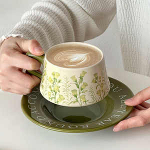 Ensemble tasse et soucoupe en céramique de haute qualité au style frais avec motif floral, mug exquis pour l'art latte, idéal pour la maison - Product Image 1