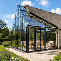 Véranda moderne en verre avec structure en aluminium noir, toit plat, fenêtres du sol au plafond, extension de maison pour hôtels et parcs