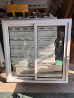 Ventana Corredera de PVC para Casa Contenedor, 1100x920mm, Vidrio Templado Simple de 5mm, con Mosquitera y Barra de Seguridad