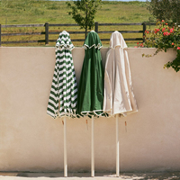 Parasol de jardin vintage personnalisé à rayures larges UPF50+ avec poteau central en aluminium à roulettes, idéal pour table de luxe ou piscine