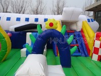 Château gonflable avec plusieurs sections pour le divertissement en parc, obstacle pour le plaisir des enfants en plein air