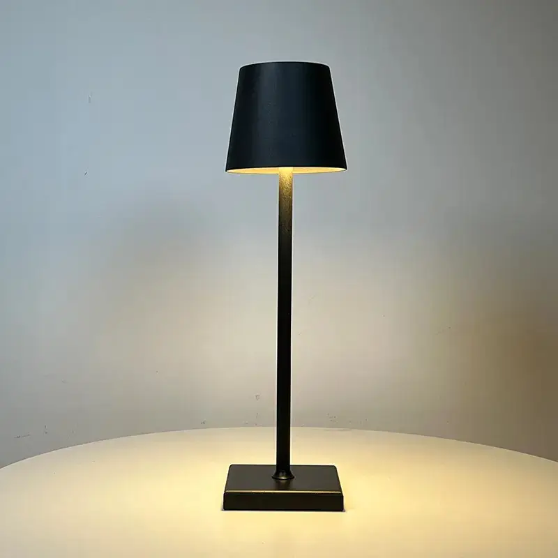 핫 세일 배터리 작동 터치 충전식 테이블 램프 현대 간단한 눈 보호 침대 옆 램프 야간 조명