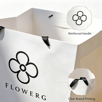 Sacs cadeaux en papier blanc personnalisés de luxe RG avec bouquet de fleurs imprimé - Emballage de mariage haut de gamme avec logo, réutilisable et recyclable