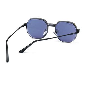<span class=keywords><strong>Radisson</strong></span> Nuevo Juego de Gafas de Sol de una Pieza 7000, Color de Marco Azul/Rojo, Dos en Uno, Gafas para Mujer y Hombre, Incluye Gafas Magnéticas para Miopía - Product Image 4