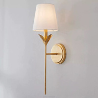 Lustre rond en verre martelé de luxe léger, cadre en métal doré, lampe suspendue pour l'éclairage intérieur de la maison et de la villa