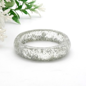 Bracelet en résine de qualité supérieure, accessoire de mode contemporain pour usage personnel et cadeaux, disponible à un prix raisonnable - Product Image 1